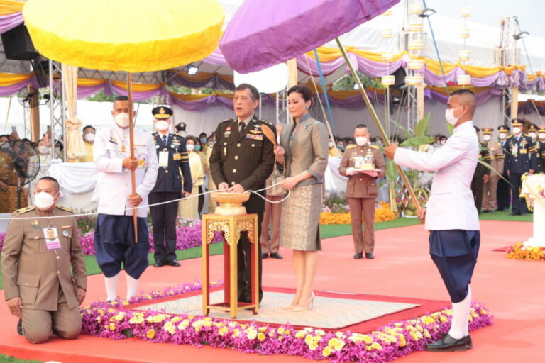 ในหลวง-พระราชินี'ทรงวางศิลาฤกษ์แท่นฐานพระบรมราชานุสาวรีย์  สมเด็จพระนเรศวรมหาราช | เดลินิวส์