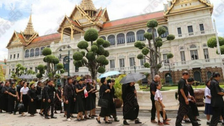 พสกนิกรเดินทางกราบพระบรมศพอย่างเนืองแน่น