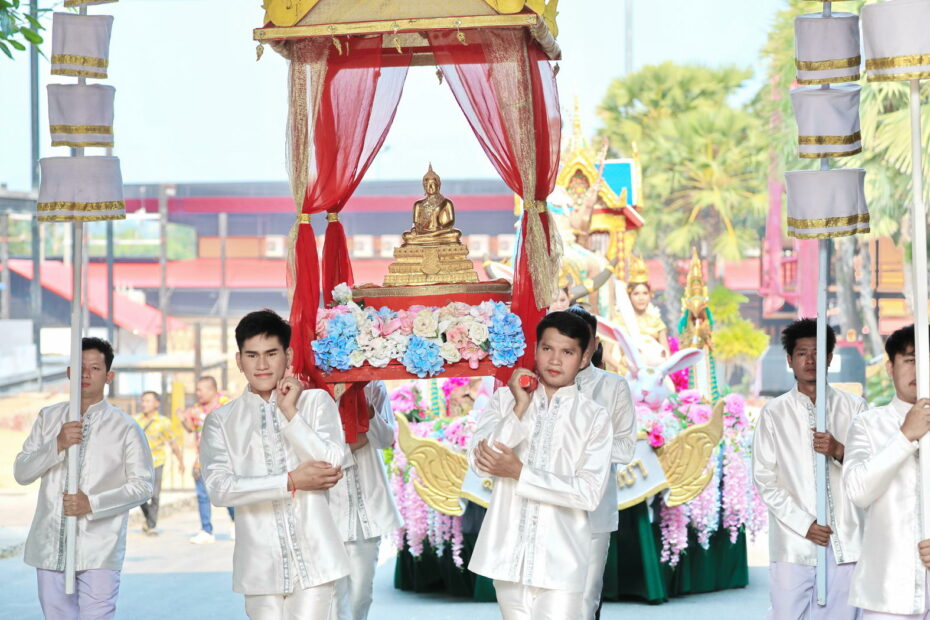 สงกรานต์ 'สวนนงนุช' เย็นสำราญ นักท่องเที่ยว-เด็ก ๆ  ร่วมเล่นสาดน้ำกับช้างน้อยแสนรู้ครึกครื้น | เดลินิวส์