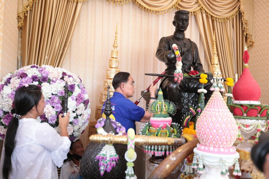 บิ๊กตู่' สักการะ 'พระพุทธชินราช' ขอพรศาลสมเด็จพระนเรศวรฯ พร้อมถวายดาบคู่ |  เดลินิวส์