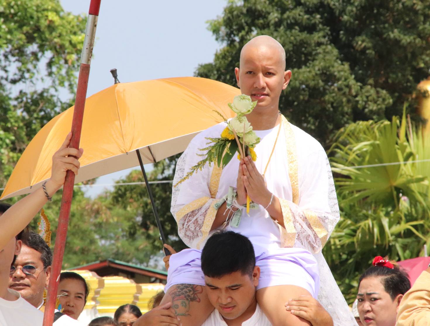 นิรา พาปัง' พาดูเลขมงคลงานบวชนาคเอก 'โอม-เกียรติภาพ' วัดศรีสมบูรณ์รัตนาราม  | เดลินิวส์