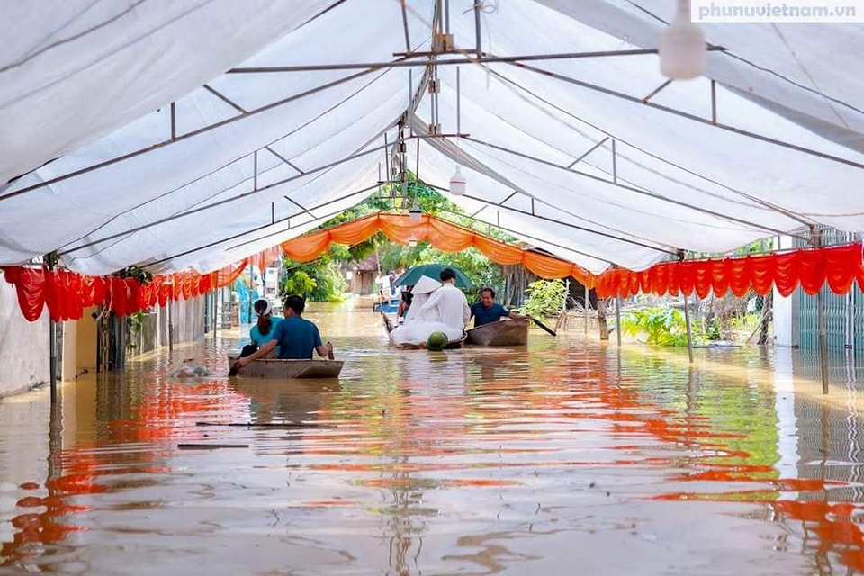 แห่ชื่นชมชาวบ้านช่วยต่อทุ่น จัดงานแต่งบ่าวสาวหลังฝนถล่มน้ำท่วมหนัก | เดลินิวส์